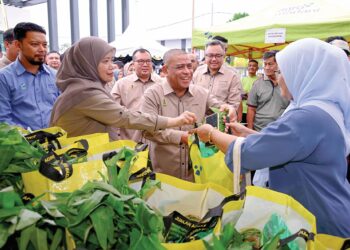 MENTERI Besar Perak menyantuni pengunjung selepas melancarkan Pasar Sejahtera Rakyat Perak 
di Kerian, semalam.