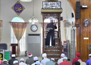 MUHAMMAD Muiz Abdul Malek menyampaikan khutbah Jumaat di Masjid Sultan Idris Shah II di Teluk Intan, Perak semalam. - UTUSAN/AIN SAFRE BIDIN