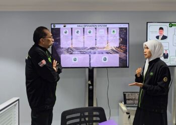 SHAMSUL Kamal Hussein Kamal memberi penerangan kepada petugas berkenaan sistem sokongan operasi haji di Pejabat Tabung Haji (TH) Mekah.s