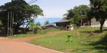 KEADAAN Bandar Melati di Muadzam Shah, Rompin, Pahang tiada ciri-ciri sebuah bandar dengan hanya deretan rumah bagi meneruskan survival kawasan pembangunan Lembaga Kemajuan Pahang Tenggara (DARA). - UTUSAN/SALEHUDIN MAT RASAD