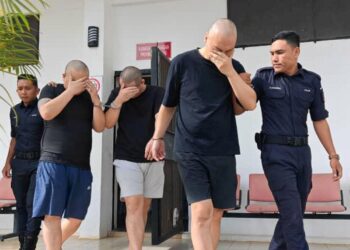 TIGA lelaki warga Korea Selatan diiringi polis ketika perbicaraan kes culik dan menahan rakan senegara di Mahkamah Sesyen Raub di Raub, Pahang  semalam.