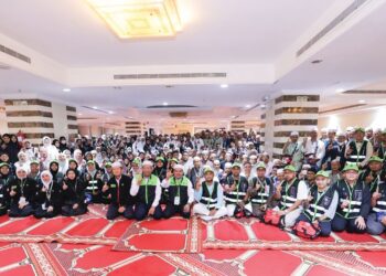 MOHD. Hisham Harun (tengah) bersama sebahagian Sahabat Maktab selepas Majlis Ramah Mesra dan Pelancaran Sahabat Maktab di Mekah semalam.