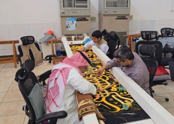 PEKERJA tekun menjahit kain Kiswah ketika Program Delegasi Media Antarabangsa anjuran Pihak Berkuasa Am Pengawalselia Media dan Suruhanjaya Diraja Bandar Raya Mekah dan Tanah Suci di Kompleks Raja Abdulaziz Pembuatan Kiswah Kaabah, Mekah baru-baru ini. – UTUSAN/JUANI MUNIR ABU BAKAR