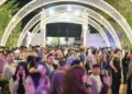 RIBUAN pengunjung memasuki istana yang indah dengan gemerlapan lampu hiasan bersempena Malam Kilauan Cahaya (MKC) Istana Arau, Perlis semalam. – UTUSAN/ IZLIZAN OTHMAN