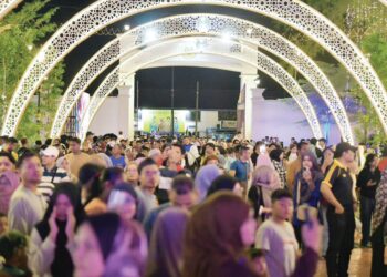 RIBUAN pengunjung memasuki istana yang indah dengan gemerlapan lampu hiasan bersempena Malam Kilauan Cahaya (MKC) Istana Arau, Perlis semalam. – UTUSAN/ IZLIZAN OTHMAN