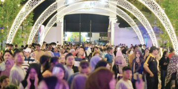 RIBUAN pengunjung memasuki istana yang indah dengan gemerlapan lampu hiasan bersempena Malam Kilauan Cahaya (MKC) Istana Arau, Perlis semalam. – UTUSAN/ IZLIZAN OTHMAN