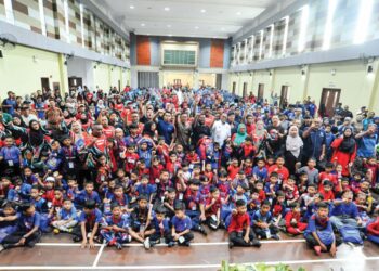 PANDAK Ahmad bersama 200 kanak-kanak berusia antara lima dan 15 tahun yang menyertai acara berkhatan Program Sunathon Hero Iskandar Puteri 2.0 di Dewan Taman Pulai Utama, Iskandar Puteri, Johor.