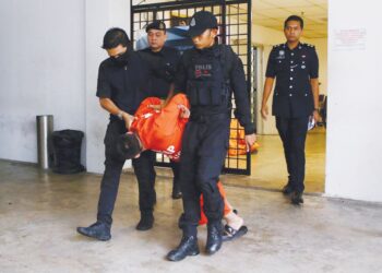 SUSPEK kes tikam wanita dalam kereta dibawa ke Kompleks Mahkamah Alor Setar untuk proses reman, semalam. – UTUSAN/SHAHIR NOORDIN