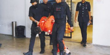 SUSPEK kes tikam wanita dalam kereta dibawa ke Kompleks Mahkamah Alor Setar untuk proses reman, semalam. – UTUSAN/SHAHIR NOORDIN