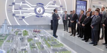 SAARANI Mohamad dan delegasi kerajaan negeri Perak ketika lawatan kerja ke ibu pejabat Ennoconn di Kunshan serta Jiading Big Data Centre di Shanghai.
