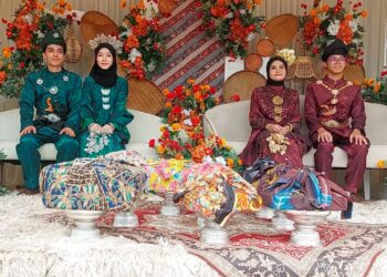 PELAJAR luar negara Universiti Putra Malaysia (UPM) bersanding di atas pelamin pada program silang budaya anjuran Sekolah Perniagaan dan Ekonomi (SBE) universiti terbabit di Homestay  Desa Murni Sanggang, Temerloh, Pahang.