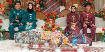 PELAJAR luar negara Universiti Putra Malaysia (UPM) bersanding di atas pelamin pada program silang budaya anjuran Sekolah Perniagaan dan Ekonomi (SBE) universiti terbabit di Homestay  Desa Murni Sanggang, Temerloh, Pahang.