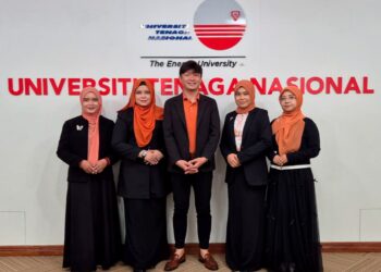 SITI FARA Fadila Abd. Razak (dua dari kiri) bersama pasukan penyelidik Universiti Tenaga Nasional (Uniten) yang menghasilkan The Mentalist, sistem pintar berasaskan kecerdasan buatan (AI) bagi menangani tekanan mental sebelum ia berkembang menjadi krisis.