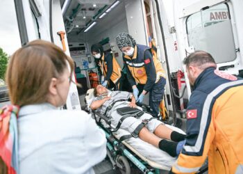 Salah seorang aktivis GSF 2.0 yang cedera semasa dalam tahanan tentera Israel mendapat rawatan semasa tiba di Istanbul, Turkiye. – AFP