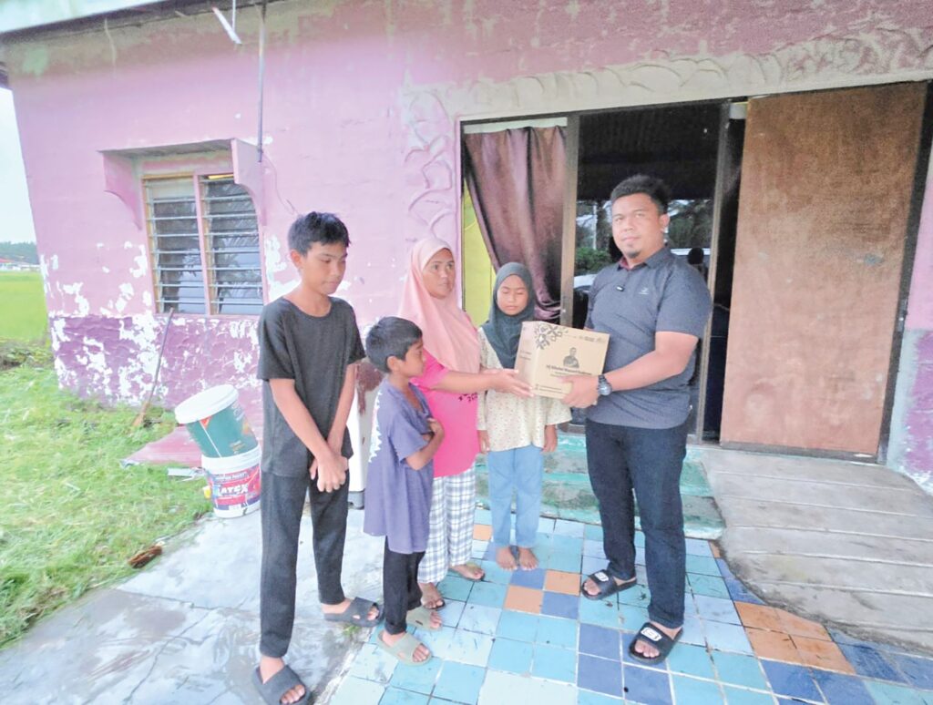 Tiga beradik tidak bersekolah dapat perhatian