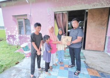 MOHD. Nazari Sabran mengunjung rumah tiga beradik yang tidak bersekolah di Parit 8,  Kampung Chikus di Langkap, Pasir Salak semalam. – UTUSAN/AIN SAFRE BIDIN