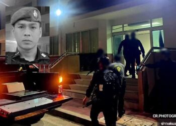 PIHAK berkuasa menjalankan siasatan di Balai Polis Saiburi, Pattani, Thailand yang diserang kumpulan bersenjata menyebabkan Sarjan Mejar Nattawut Surarat (gambar kecil) terbunuh.