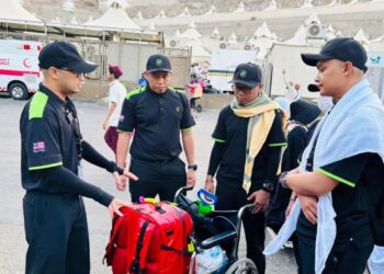 DR. Amir Suhaimi (kiri) bersama pasukan peninjau perubatan haji melakukan persiapan sebelum ke laluan melontar jamrah di Mina.