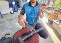 SAIFUL Long mengasah pisau dan kapak ketika ditemui di Surau Al-Hasanah Kampung Orang Asli Sungai Gapes, Sungai Siput di Kampar. Perak – UTUSAN/AIN SAFRE BIDIN