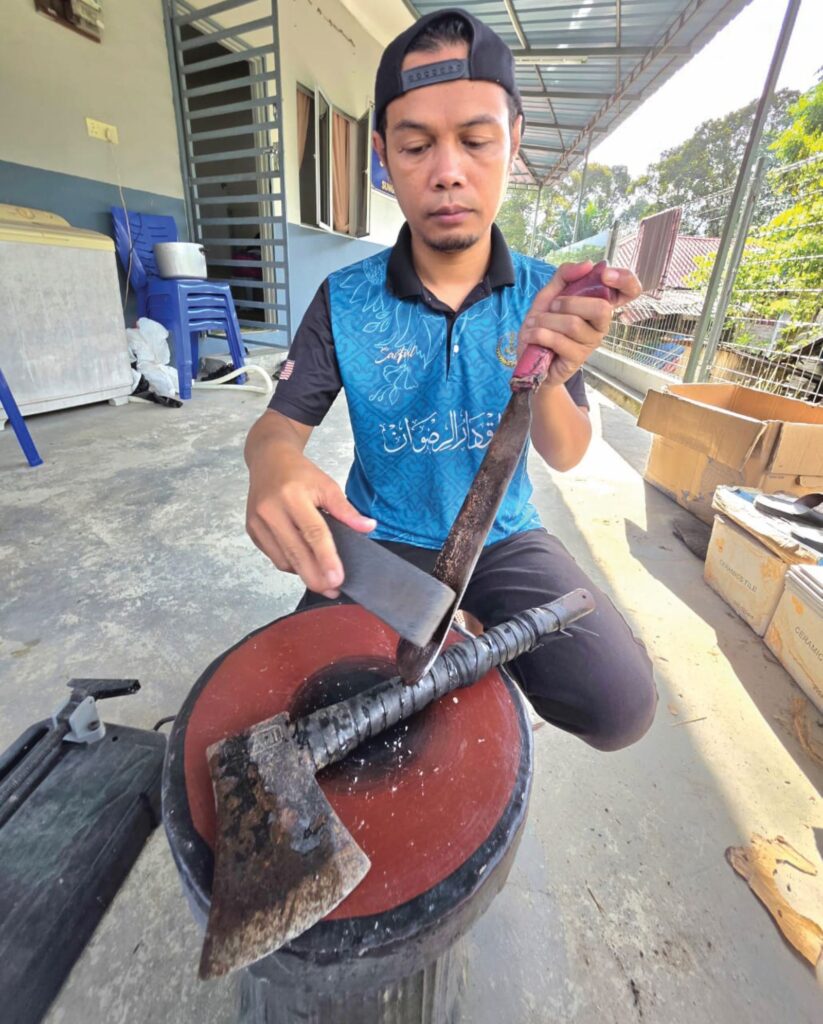 Tukang asah sibuk menjelang Aidiladha