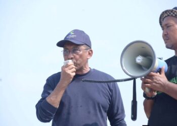 TAKIYUDDIN Hassan berucap pada Himpunan Aman Pesawah di Kampung Alor Setoi di Alor Setar, Kedah semalam.