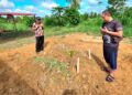 ZURIDI Ngah  Abdul Rashid (kanan) menziarahi kubur Norain Ngah Abdul Rashid dan Badrul Hayat Abdul Shukor di Tanah Perkuburan Islam Batu 16 Kampung Tua Lambor  Kanan dekat Parit, Perak.