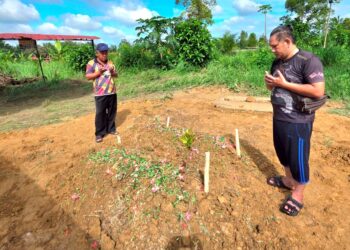 ZURIDI Ngah  Abdul Rashid (kanan) menziarahi kubur Norain Ngah Abdul Rashid dan Badrul Hayat Abdul Shukor di Tanah Perkuburan Islam Batu 16 Kampung Tua Lambor  Kanan dekat Parit, Perak.
