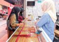 KEDAI emas di Kelantan dijangka sibuk bermula hari ini selepas perantau pulang ke kampung menyambut Hari Raya Aidiladha mengambil peluang membeli perhiasan itu. – UTUSAN/ROSLIZA MOHAMED