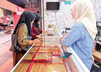KEDAI emas di Kelantan dijangka sibuk bermula hari ini selepas perantau pulang ke kampung menyambut Hari Raya Aidiladha mengambil peluang membeli perhiasan itu. – UTUSAN/ROSLIZA MOHAMED