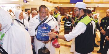 ZULKIFLI Hasan bersama jemaah haji Malaysia dalam Majlis Pelepasan Jemaah Haji ke Arafah di Mekah, semalam