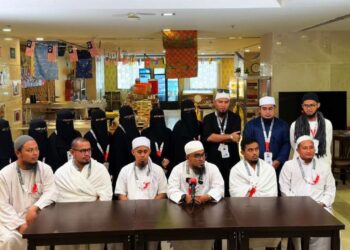 Sepuluh adik-beradik yang disertai enam ipar menjadikan 17 ahli keluarga berangkat menunaikan haji tahun ini.