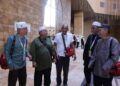 MOHD. Daud Hamdan (tengah) bersama jemaah warga emas di Hotel Penginapan Al-Tayseer, Mekah.