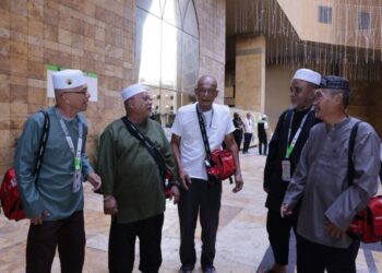 MOHD. Daud Hamdan (tengah) bersama jemaah warga emas di Hotel Penginapan Al-Tayseer, Mekah.
