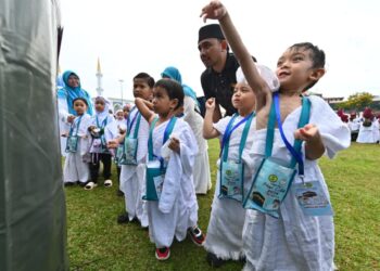 MURID Tadika Pintar Al-Quran Muip Daerah Kuantan menyertai Program Simulasi Haji Cilik di padang Majlis Bandaraya Kuantan, Pahang semalam. -UTUSAN/SHEIKH AHMAD RAZIF