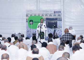 ZULKIFLI Hasan menyampaikan khutbah Arafah dalam khemah jemaah haji Malaysia di Arafah semalam.
