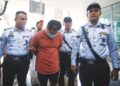 LOW Kean Peng dihadapkan ke Mahkamah Majistret atas kesalahan memandu dalam keadaan mabuk dan melanggar seorang penunggang motosikal sehingga cedera parah di Klang, Selangor, semalam. – UTUSAN/AFIQ RAZALI