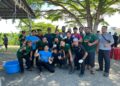 AZMAN Omar (belakang, empat dari kiri) bersama skuad pemuda tumbang lembu di Masjid An-Nur, Saujana Utama, Sungai Buloh, Selangor semalam.