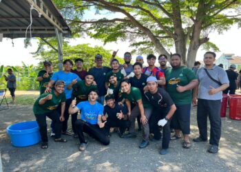 AZMAN Omar (belakang, empat dari kiri) bersama skuad pemuda tumbang lembu di Masjid An-Nur, Saujana Utama, Sungai Buloh, Selangor semalam.