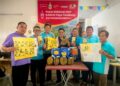 WONG Hon Wai (empat dari kiri) menyerahkan 2,000 naskhah risalah promosi ‘Durian Legend: Savoring Penang’s King of Fruits’ kepada Pengerusi Persatuan Pekebun Buah-Buahan Pulau Pinang, Kie Kim Hwa dalam satu majlis khas di George Town, Pulau Pinang semalam.