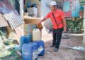 ZULKIFLI Mat Yasir menadah air dari telaga tiub  untuk kegunaan harian dan menyiram tanaman di Kampung Tok Deh Barat, Rantau Panjang, Kelantan. – UTUSAN/ROHANA ISMAIL