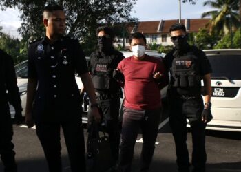 MUHAMMAD Ilhami Badaruddin dibawa ke Mahkamah Sesyen 
Alor Setar atas tuduhan cubaan bunuh ke atas ibu tunggal, semalam. 
– UTUSAN/ SHAHIR NOORDIN