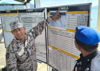MOHAMAD Shukri Khotob dalam sidang akhbar di Kampung Acheh di Lumut hari ini mengenai kejadian bot PATI karam di perairan Pulau Pangkor semalam.