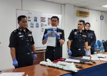 CHUA KOK LIAN menunjukkan barangan kemas yang dirampas selepas menahan empat suspek yang terlibat dalam kes samun hingga mengorbankan seorang warga emas di Pekan Baru, Teluk Intan bulan lalu.