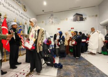 TENGKU Mohd. Dzaraif Raja Abdul Kadir dan Mohd. Hisham Harun menyambut ketibaan 276 jemaah haji  KT48 di Lapangan Terbang Antarabangsa King Abdulaziz, Jeddah, semalam.