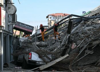 SEBUAH bangunan dalam pembinaan runtuh di Bandar Angeles semalam. - AFP