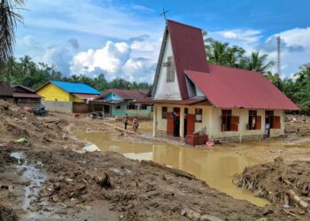 GAMBAR fail menunjukkan sebuah rumah yang dilanda banjir di Sumatera. - AFP