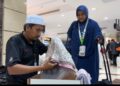 PEKERJA syarikat kurier yang dilantik Tabung Haji melakukan proses penghantaran pos ke tanah air di Hotel Al-Tayser, Mekah, baru-baru ini.