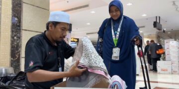 PEKERJA syarikat kurier yang dilantik Tabung Haji melakukan proses penghantaran pos ke tanah air di Hotel Al-Tayser, Mekah, baru-baru ini.
