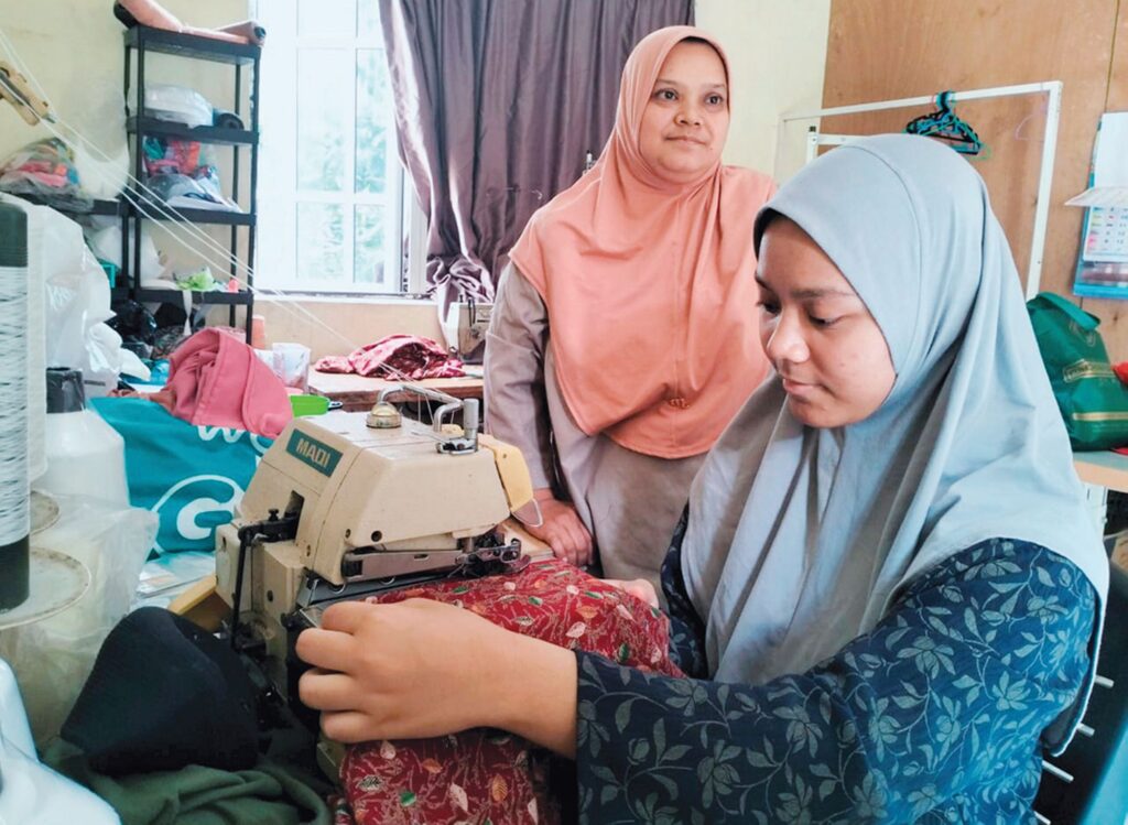 Ambil upah kelim baju RM2 untuk sambung belajar