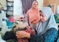 ALIA Batrisyia Mazlan mencari pendapatan dengan mengambil upah mengelim baju sebanyak RM2 sehelai di rumahnya di Kampung Simpol, Pasir Mas, Kelantan. – UTUSAN/ROHANA ISMAIL